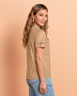 Camiseta en algodón manga corta con estampado localizado#color_c54-arena