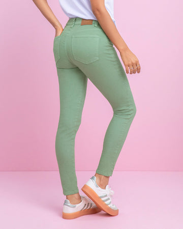 Jean skinny de silueta ajustada#color_475-verde-med