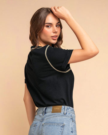 Camiseta básica manga corta con estampado#color_700-negro