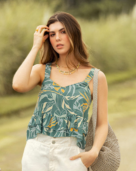 Blusa de tiritas con escote en V y boleros en ruedo#color_061-verde-estampado-hojas