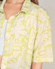 Blusa oversized manga corta#color_060-verde-claro-estampado