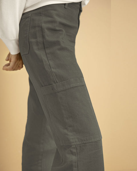 Pantalón tiro alto bota recta con bolsillo tipo cargo#color_092-gris-oscuro