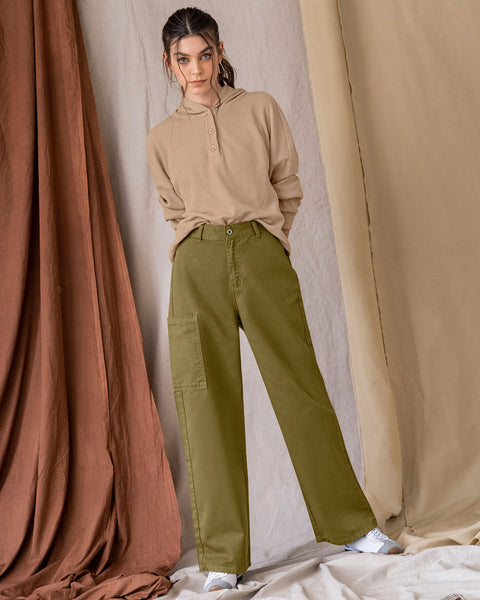 Pantalón tiro alto bota recta con bolsillo tipo cargo#color_601-verde-militar