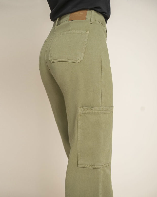 Pantalón tiro alto bota recta con bolsillo tipo cargo