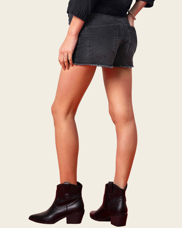 Short en denim con ruedo desflecado