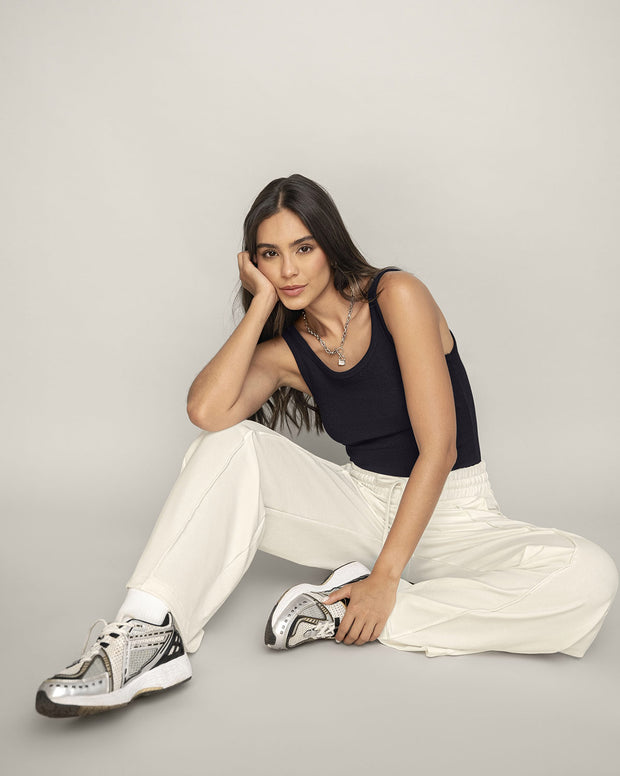 Pantalón tipo jogger con bota ancha
