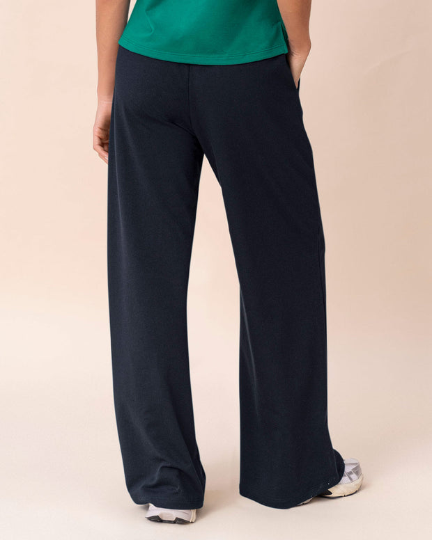 Pantalón tipo jogger con bota ancha