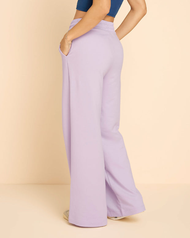 Pantalón tipo jogger con bota ancha