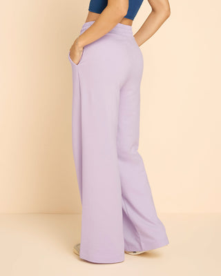 Pantalón tipo jogger con bota ancha#color_c51-lila