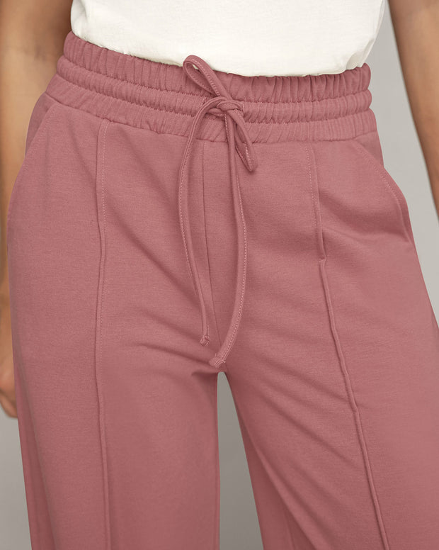 Pantalón tipo jogger con bota ancha
