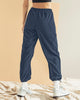 Pantalón jogger con bolsillos funcionales y elástico en cintura y ruedo#color_706-gris