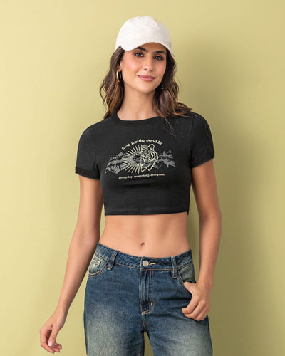 Camiseta crop top con cuello y puños en contraste#color_074-negro