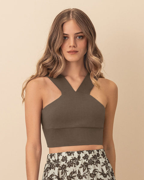 Camiseta crop top con tiras en V en cuello#color_810-cafe-oscuro