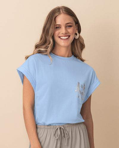 Camiseta con estampado localizado en el frente#color_022-azul-claro