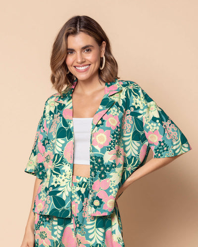 Blusa manga corta con cuello solapa y perilla funcional#color_145-verde-estampado-flores-rosa