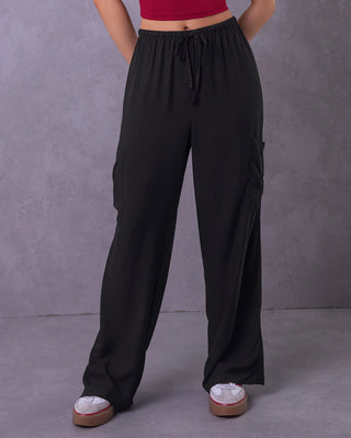 Pantalón tipo cargo con elástico en cintura ajustable#color_700-negro