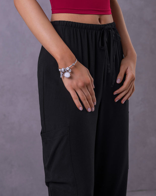 Pantalón tipo cargo con elástico en cintura ajustable