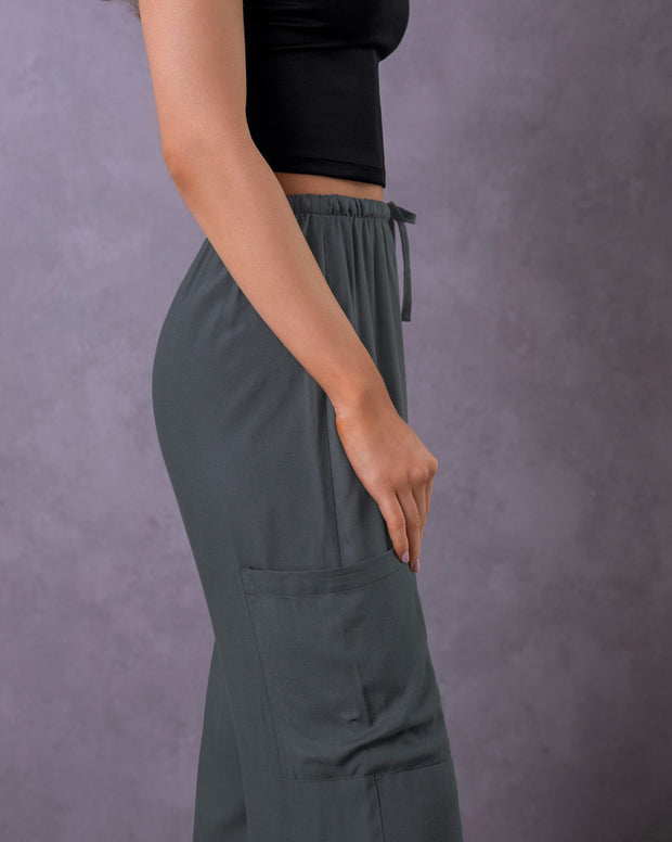 Pantalón tipo cargo con elástico en cintura ajustable