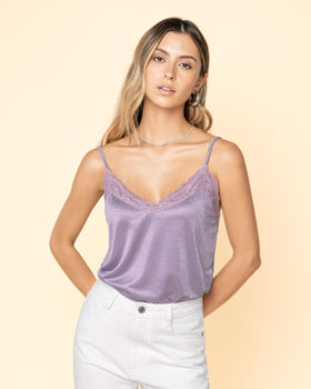 Blusa tiritas con escote en V y detalle en encaje#color_422-lila
