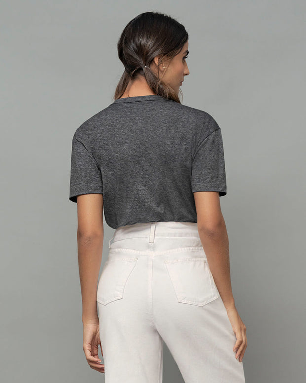 Camiseta manga corta con abertura triangular en escote#color_706-gris-oscuro