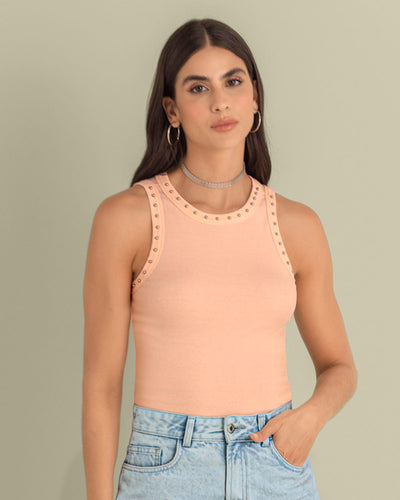Camiseta manga sisa con taches en cuello y sisa#color_219-durazno