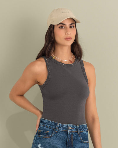 Camiseta manga sisa con taches en cuello y sisa#color_706-gris-medio