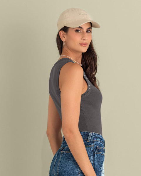 Camiseta manga sisa con taches en cuello y sisa#color_706-gris-medio