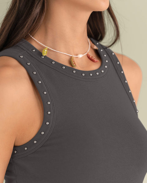 Camiseta manga sisa con taches en cuello y sisa#color_706-gris-medio