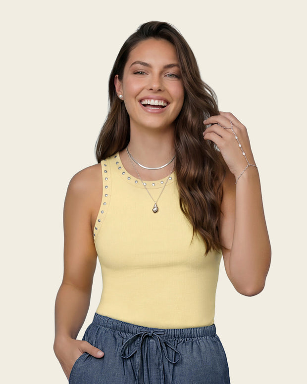 Camiseta manga sisa con taches en cuello y sisa