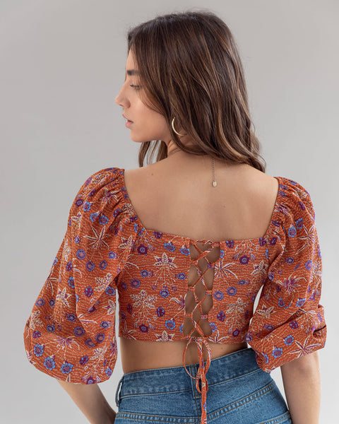 Blusa manga larga crop top con escote tipo corsé#color_a09-fondo-estampado-terracota