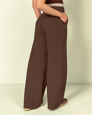 Pantalón exterior de bota recta y doble pretina#color_c23-cafe-chocolate