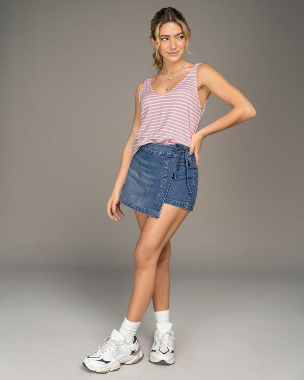 Falda short en denim con tira para anudar en el costado