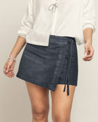 Falda short en denim con tira para anudar en el costado#color_713-negro