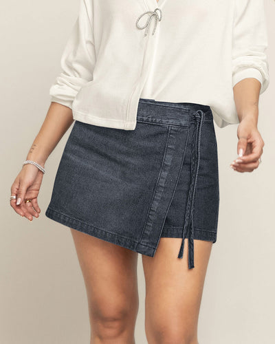 Falda short en denim con tira para anudar en el costado#color_713-negro