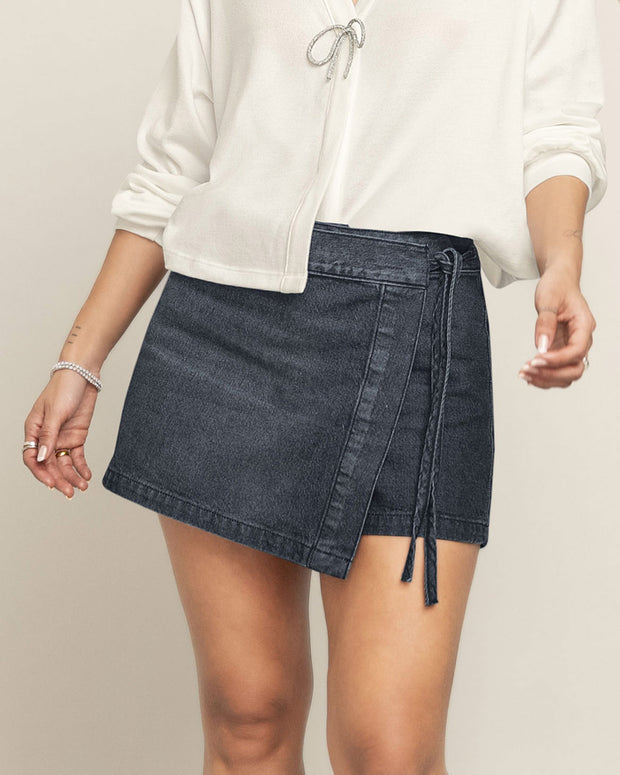 Falda short en denim con tira para anudar en el costado