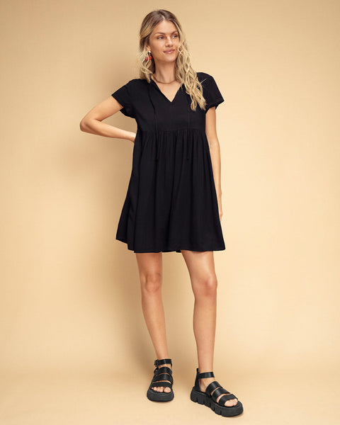 Vestido corto de escote en V y tiras decorativas en frente#color_700-negro