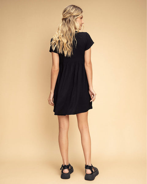 Vestido corto de escote en V y tiras decorativas en frente#color_700-negro