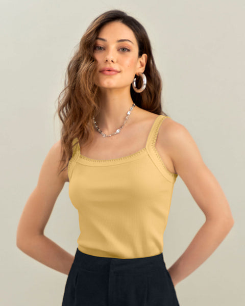 Camiseta de tiritas con detalle tejido en frente#color_019-amarillo-pastel