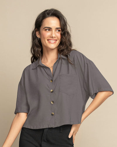 Camisa manga corta con botones funcionales y bolsillo en frente#color_706-gris