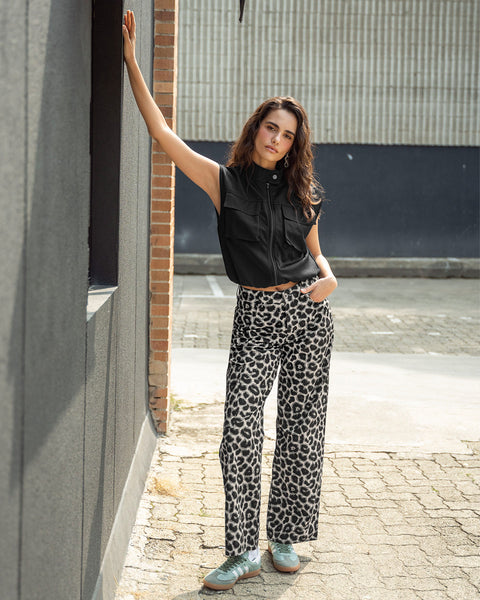 Chaleco amplio con bolsillos cargo en frente#color_700-negro