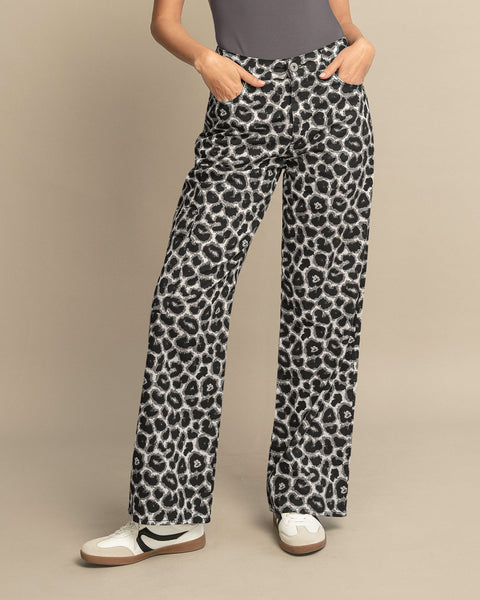 Pantalón estampado bota recta con bolsillos tipo cargo#color_723-estampado-animal-print