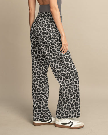 Pantalón estampado bota recta con bolsillos tipo cargo#color_723-estampado-animal-print