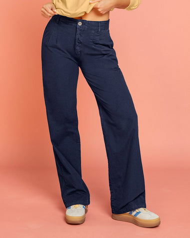 Pantalón bota recta con prenses decorativos en frente#color_024-azul-oscuro