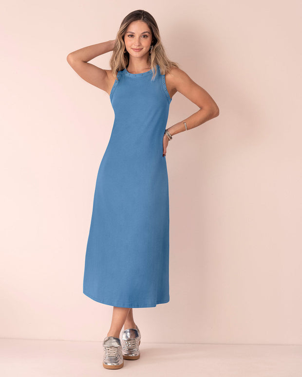 Vestido largo con detalle de taches en cuello y sisa