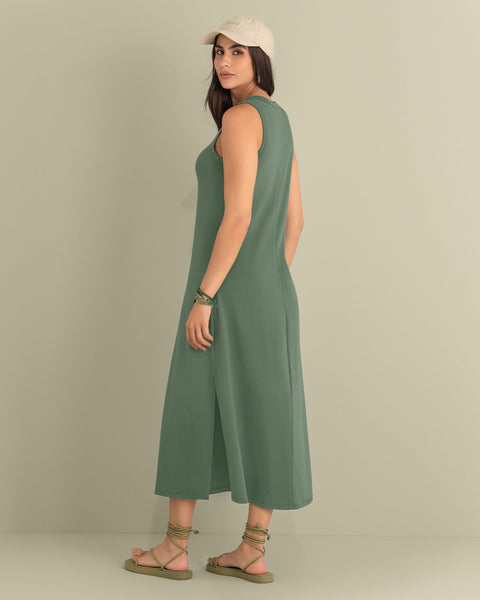 Vestido largo con detalle de taches en cuello y sisa#color_068-verde-claro