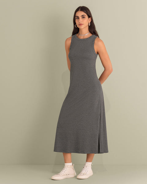 Vestido largo con detalle de taches en cuello y sisa#color_071-gris-medio