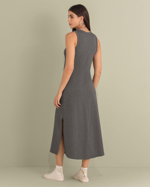 Vestido largo con detalle de taches en cuello y sisa#color_071-gris-medio