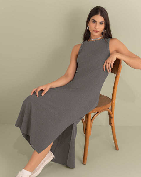 Vestido largo con detalle de taches en cuello y sisa#color_071-gris-medio