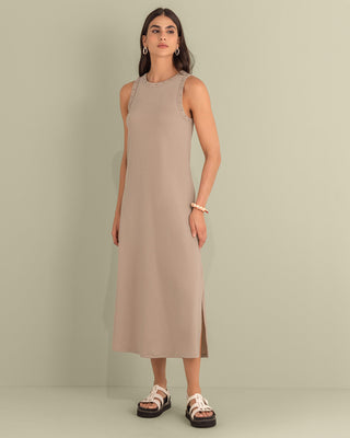 Vestido largo con detalle de taches en cuello y sisa#color_084-arena