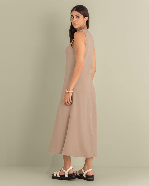 Vestido largo con detalle de taches en cuello y sisa#color_084-arena